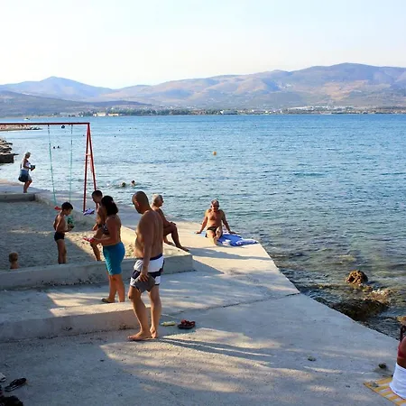 Family Friendly Seaside Slatine, Ciovo - 7584 アパート *