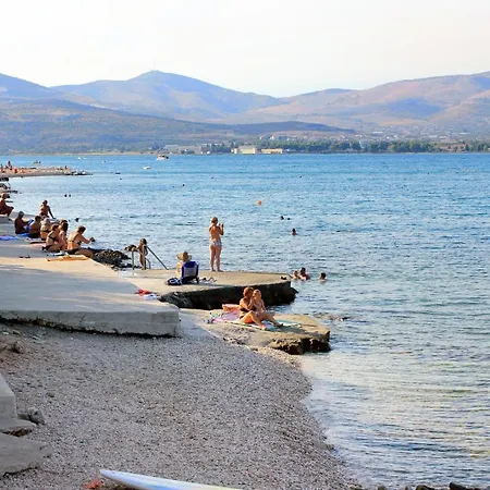 Family Friendly Seaside Slatine, Ciovo - 7584 アパート