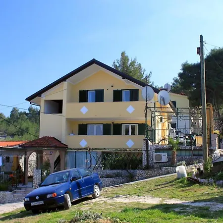 Family Friendly Seaside Slatine, Ciovo - 7584 アパート トロギール