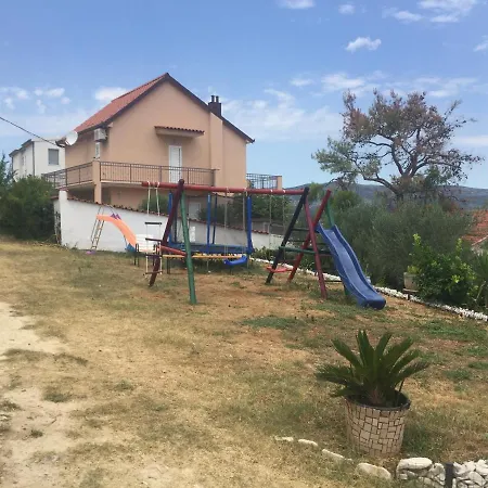Family Friendly Seaside Slatine, Ciovo - 7584 アパート *