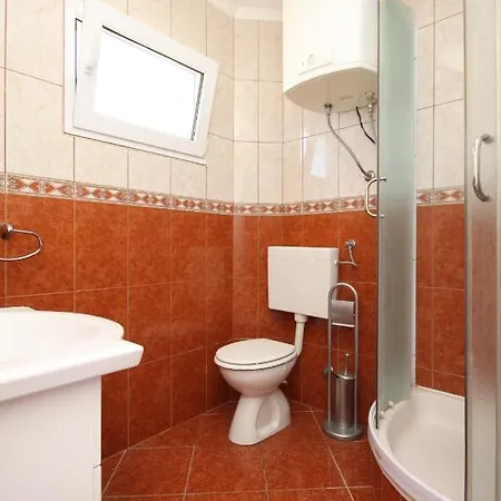 Family Friendly Seaside Slatine, Ciovo - 7584 アパート *