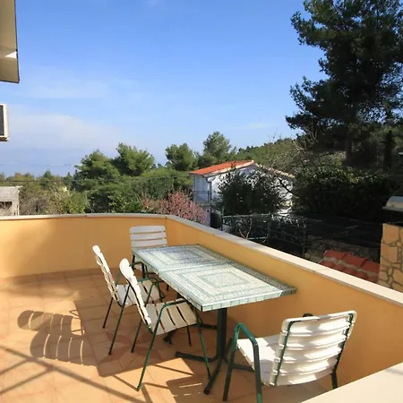 Family Friendly Seaside Slatine, Ciovo - 7584 アパート